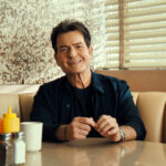 charlie-sheen-talks-sobriety,-his-netflix-doc,-and-other-things-he-swore-we’d-never-ask-‘at-a-dinner-party-in-front-of-my-parents’