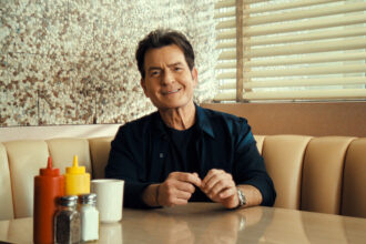 charlie-sheen-talks-sobriety,-his-netflix-doc,-and-other-things-he-swore-we’d-never-ask-‘at-a-dinner-party-in-front-of-my-parents’