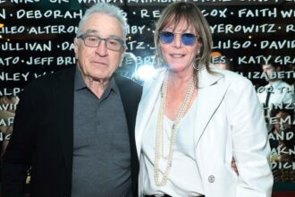 inside-chanel’s-tribeca-festival-artists’-dinner,-where-robert-de-niro-honored-jane-rosenthal-(and-guests-were-glued-to-knicks-vs.-spurs-updates)