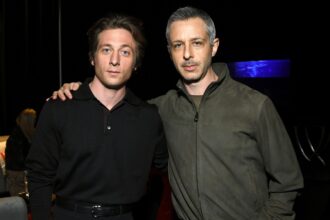 ‘the-social-account’-cast:-stars-who-play-mark-zuckerberg-and-more