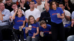 alana-haim’s-work,-taylor-swift’s-puns:-how-the-knicks-jerseys-went-viral
