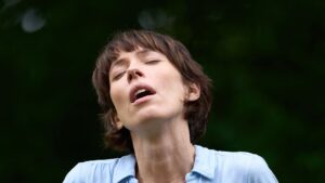 ‘the-listeners’-review:-rebecca-hall’s-tour-de-force-performance-carries-starz’s-eerie-and-elusive-semi-thriller