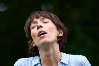 ‘the-listeners’-review:-rebecca-hall’s-tour-de-force-performance-carries-starz’s-eerie-and-elusive-semi-thriller