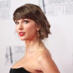 taylor-swift-tearfully-thanks-her-family-at-songwriters-hall-of-fame:-‘i’ll-never-be-able-to-express-my-gratitude’