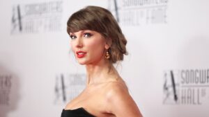 taylor-swift-tearfully-thanks-her-family-at-songwriters-hall-of-fame:-‘i’ll-never-be-able-to-express-my-gratitude’