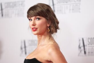taylor-swift-tearfully-thanks-her-family-at-songwriters-hall-of-fame:-‘i’ll-never-be-able-to-express-my-gratitude’