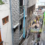 sari-ladders-and-pulleys:-neighbors-turn-to-rescuers-after-a-building-fire-in-delhi’s-tughlaqabad