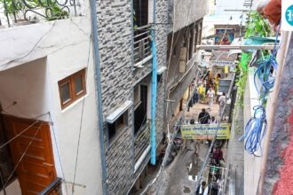 sari-ladders-and-pulleys:-neighbors-turn-to-rescuers-after-a-building-fire-in-delhi’s-tughlaqabad