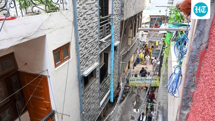 sari-ladders-and-pulleys:-neighbors-turn-to-rescuers-after-a-building-fire-in-delhi’s-tughlaqabad