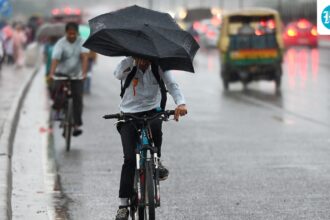 delhi-is-hit-by-a-dust-storm-as-92-kmph-winds-hit-palam,-dwarka;-imd-issues-a-red-alert