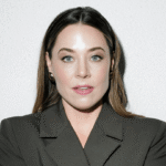 “the-four-seasons”-star-erika-henningsen-on-jenny’s-journey-for-season-2-and-her-companion,-tina-fey,-“throughline”