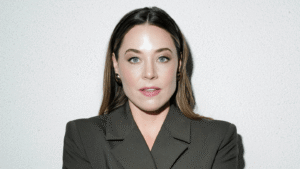 “the-four-seasons”-star-erika-henningsen-on-jenny’s-journey-for-season-2-and-her-companion,-tina-fey,-“throughline”