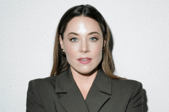 “the-four-seasons”-star-erika-henningsen-on-jenny’s-journey-for-season-2-and-her-companion,-tina-fey,-“throughline”