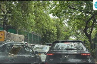 massive-traffic-chaos-due-to-diversions-for-pipeline-repair-near-ashram-chowk