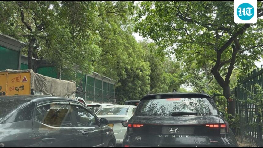 massive-traffic-chaos-due-to-diversions-for-pipeline-repair-near-ashram-chowk