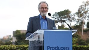 legendary-producer-larry-gordon,-at-90,-delivers-the-oscar-speech-he-never-got-to-give