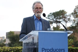 legendary-producer-larry-gordon,-at-90,-delivers-the-oscar-speech-he-never-got-to-give