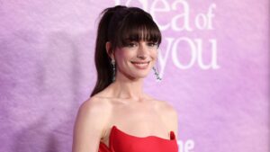 anne-hathaway-announces-her-pregnancy-and-is-expecting-a-third-child-with-her-husband,-adam-shulman