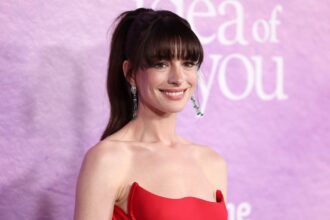 anne-hathaway-announces-her-pregnancy-and-is-expecting-a-third-child-with-her-husband,-adam-shulman