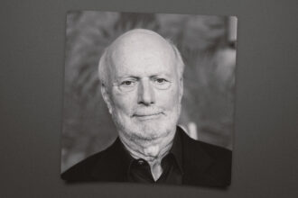 james-burroughs,-director-of-will-&-grace-and-co-writer-of-cheers,-has-died-at-the-age-of-85