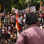 chants-of-‘go-pradhan-go’-ring-out-at-jantar-mantar-as-protesters-bang-thalis-and-chamash-|-video