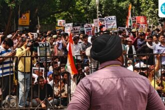 chants-of-‘go-pradhan-go’-ring-out-at-jantar-mantar-as-protesters-bang-thalis-and-chamash-|-video