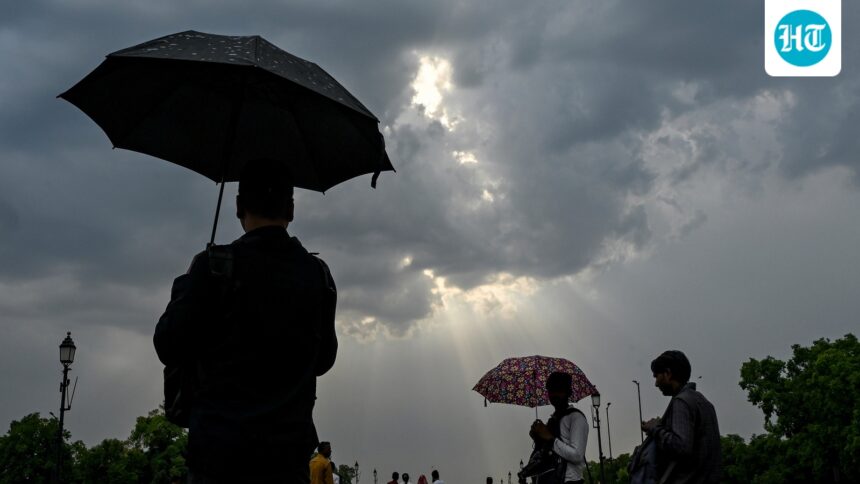 orange-alert-in-delhi-for-next-two-hours,-rain-and-strong-winds-of-up-to-50-kmph-on-cards