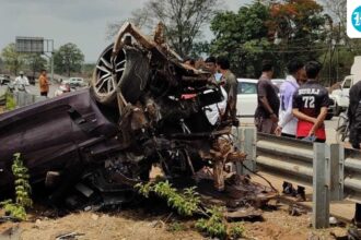 two-people-were-killed-in-a-bmw-crash-on-the-mumbai-vadodara-expressway-near-badlapur