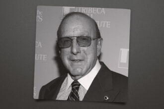 clive-davis,-music-mogul-with-a-golden-ear-for-talent,-dies-at-94
