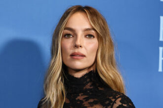 jodie-comer-talks-about-the-ending-of-‘death-of-robin-hood’-and-the-need-for-revisionist-tales