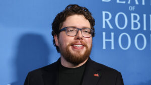 ‘the-death-of-robin-hood’-director-michael-sarnoski-breaks-down-his-revisionist-tale:-“we-need-gray-area-thinking”