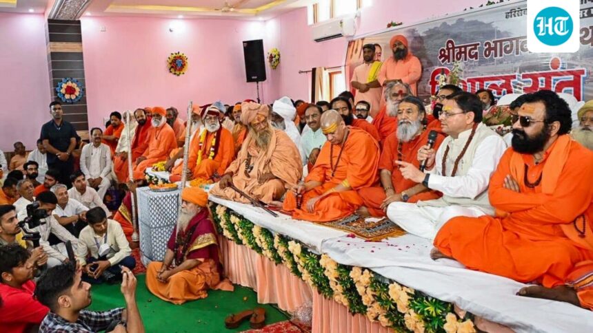 uttarakhand-chief-minister-dhami-attends-sant-sammelan-at-hari-seva-ashram
