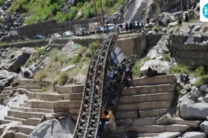 truck-falls-into-river-as-bridge-collapses-in-himachal’s-kinnaur,-driver-narrowly-escapes:-video