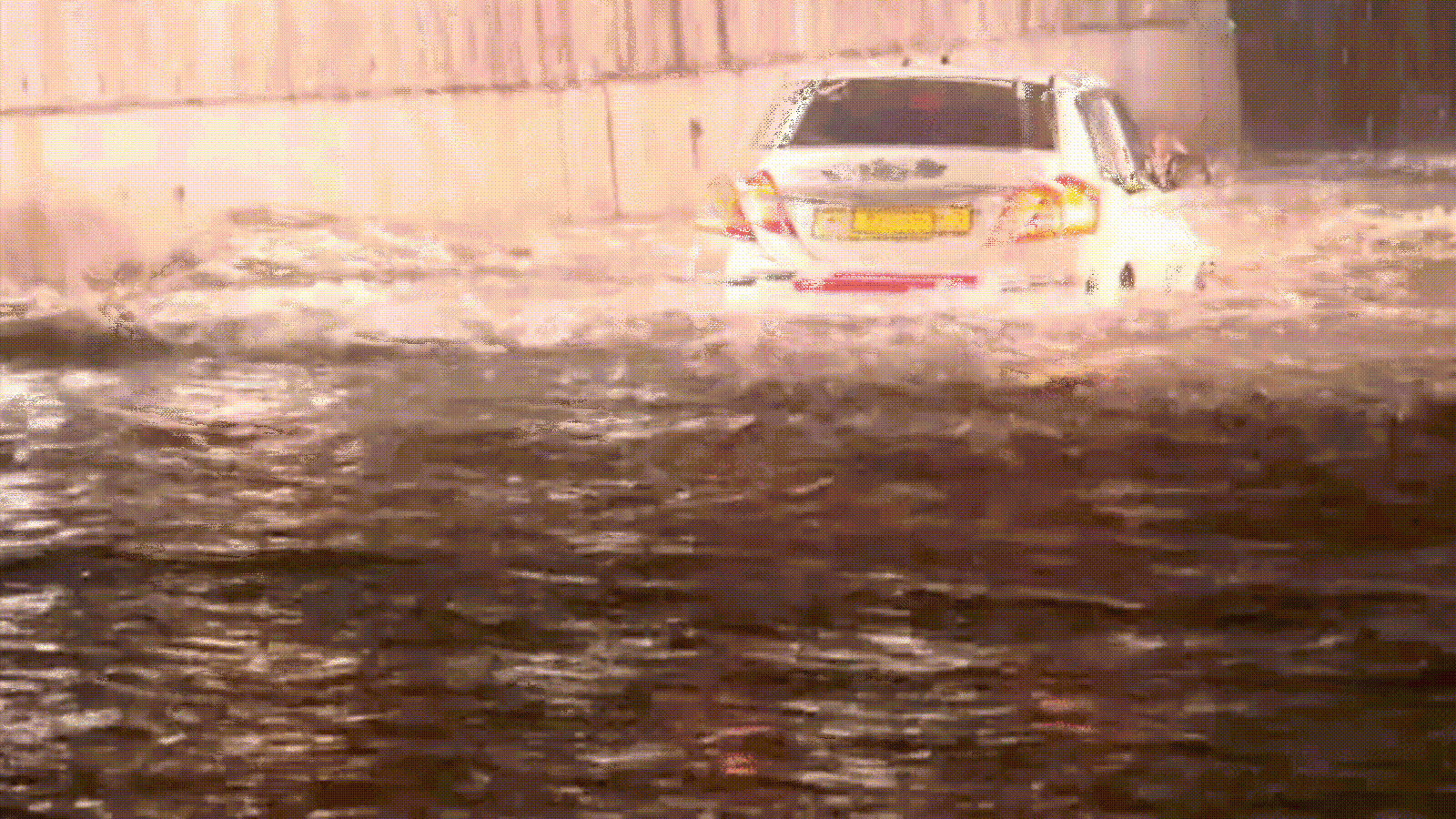 mumbai-monsoon-turns-into-chaos:-roads-flooded,-subways-closed,-vehicles-stranded-after-heavy-rains-|-videos