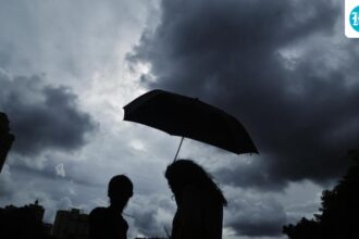 commuters-are-facing-delays-due-to-heavy-rains-disrupting-train-services-in-mumbai