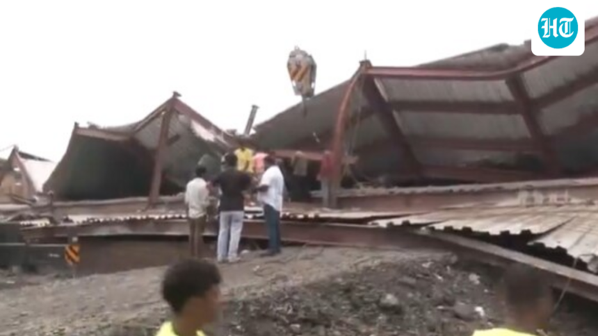 a-warehouse-under-construction-collapses-in-taratala,-bengal;-10-people-were-rescued,-and-many-feared-they-were-trapped