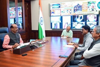sena-mps-(ubt)-meet-lok-sabha-speaker-birla,-seek-copy-of-demands-of-six-rebel-leaders