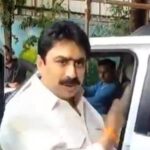 “he-will-beat-you-up”:-rebel-sena-mp-(ubt)-loses-his-temper-and-threatens-the-reporter-over-the-question