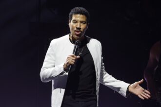 lionel-richie’s-health:-what-happened-to-the-musician-during-the-minnesota-concert?