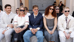 “obsession”-director-carrie-parker-sits-front-row-at-thom-browne’s-fashion-week-show-in-milan