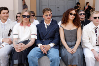 “obsession”-director-carrie-parker-sits-front-row-at-thom-browne’s-fashion-week-show-in-milan