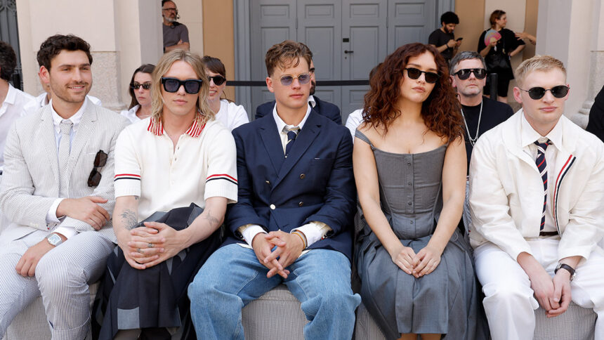 “obsession”-director-carrie-parker-sits-front-row-at-thom-browne’s-fashion-week-show-in-milan