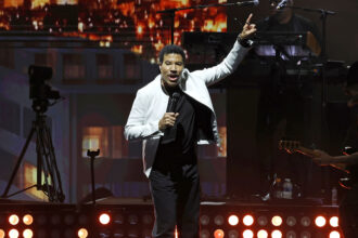 lionel-richie-postpones-his-next-two-concerts-after-falling-ill-during-the-opening-night-show