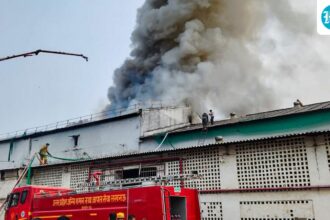 a-massive-fire-broke-out-in-a-cold-storage-unit-in-lucknow,-and-firefighting-operations-continued