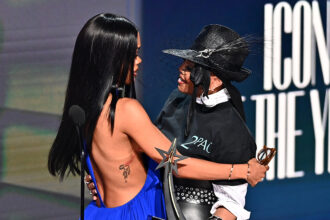 teyana-taylor-sighs-as-janet-jackson-presents-this-year’s-bet-icon-award:-“b****,-i’m-gagger”