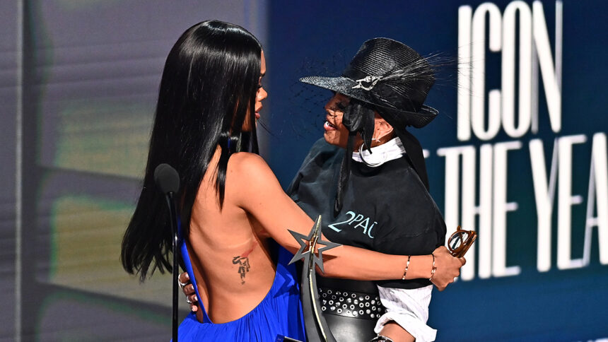teyana-taylor-sighs-as-janet-jackson-presents-this-year’s-bet-icon-award:-“b****,-i’m-gagger”