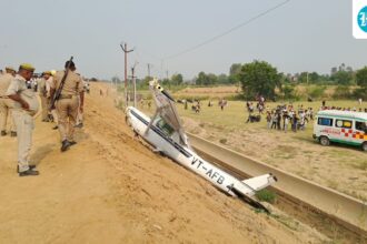 a-training-plane-crashed-near-the-road-in-kasganj,-uttar-pradesh,-and-a-trainee-pilot-was-injured;-the-general-directorate-of-civil-aviation-orders-an-investigation