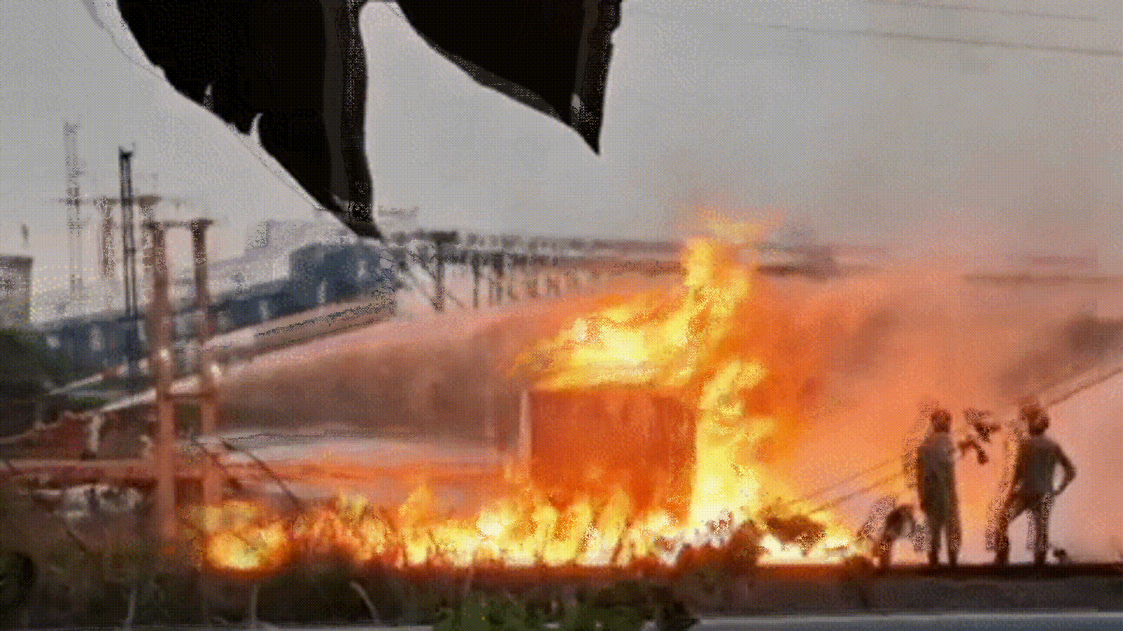 a-massive-fire-broke-out-in-a-pipeline-carrying-naphtha-at-the-haldia-refinery-in-bengal;-20-wounded