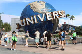 moody’s-puts-comcast’s-debt-rating-under-review-amid-nbcuniversal-spin-off-plans