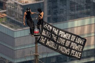 new-heights:-netflix’s-daredevil-couple-get-engaged-on-top-of-the-empire-state-building
